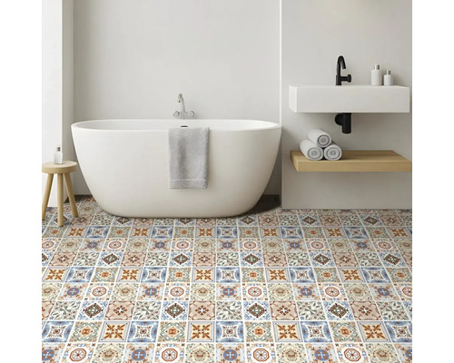 Svetlá kúpeľňa s farebnou dlažbou v štýle patchwork, voľne stojacou bielou vaňou a moderným umývadlom.