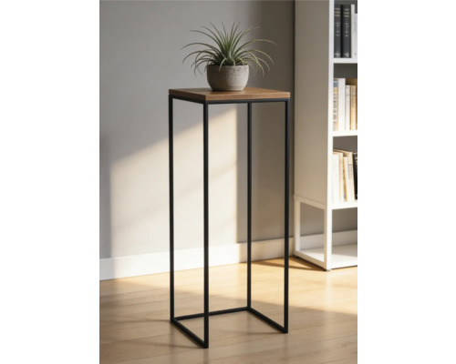 Moderný stojan na kvety s čiernym kovovým rámom a drevenou doskou, s rastlinou v kvetináči v svetlej miestnosti s knižnicou.