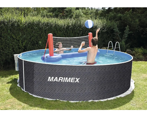 Okrúhly nadzemný bazén Marimex v ratanovom vzhľade s Marimex Logo. Dve osoby hrajúce volejbal s nafukovacou sieťou v bazéne na záhrade.
