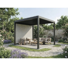 Moderná hliníková pergola s lamelovou strechou, bočnou stenou a záhradným nábytkom v záhrade s kamenným chodníkom.