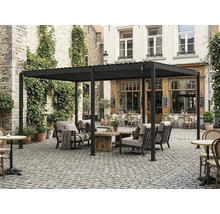 Voľne stojaca hliníková pergola s lamelovou strechou, záhradný nábytok s dreveným stolom na dláždenom dvore.