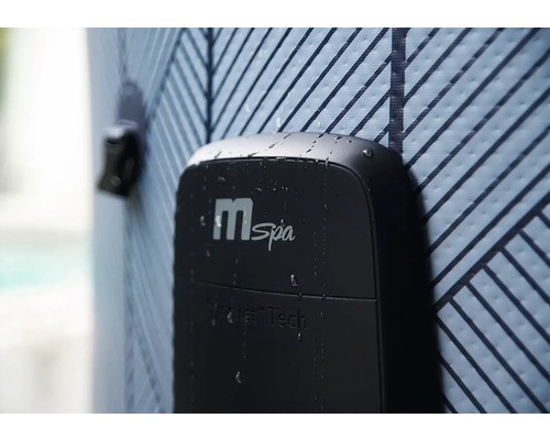 Ovládací panel vírivky MSpa s logom HydroJet Tech a kvapkami vody na štruktúrovanom povrchu.