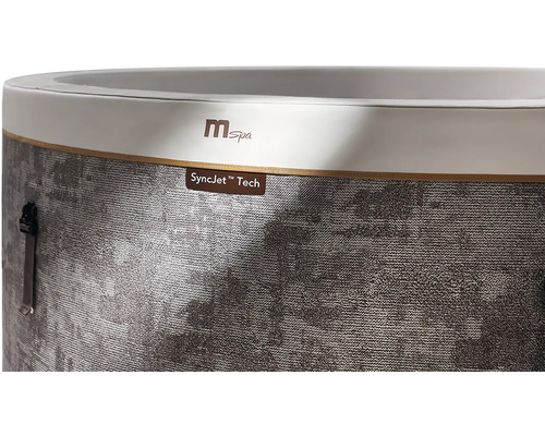 Detailný záber vírivky MSpa s logom MSpa Logo a označením SyncJet Tech na sivej štruktúrovanej vonkajšej stene.