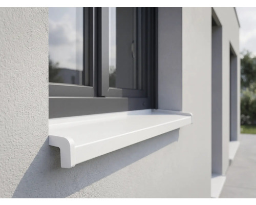 Biely vonkajší parapet namontovaný na svetlej fasáde pod tmavým okenným rámom.