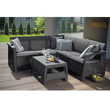 Záhradný lounge set z antracitovej rohovej pohovky v ratanovom vzhľade a nízkeho stolíka na drevenej terase.