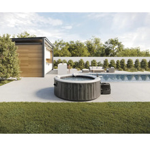 Nafukovacia vírivka Intex s dekorom dreva na modernej terase pri bazéne a záhradnom domčeku.