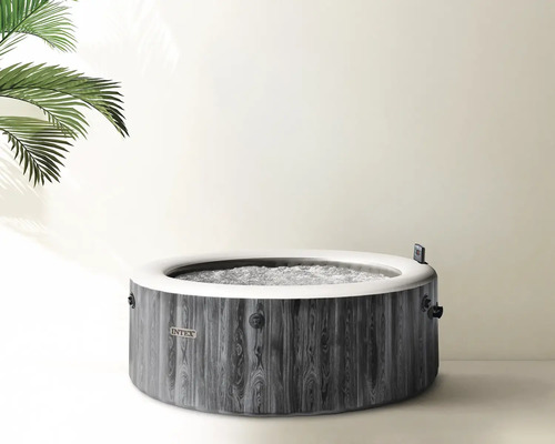 Okrúhla nafukovacia vírivka Intex s vonkajším povrchom v dekore sivého dreva, Intex Logo a bublajúcou vodou.