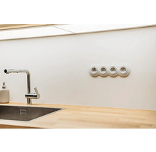 Moderná kuchyňa s nerezovým drezom, chrómovou batériou, drevenou pracovnou doskou a štvornásobnou zásuvkou.