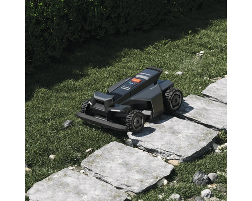 Robotická kosačka Segway Navimow prechádza cez kamenný chodník v záhrade.