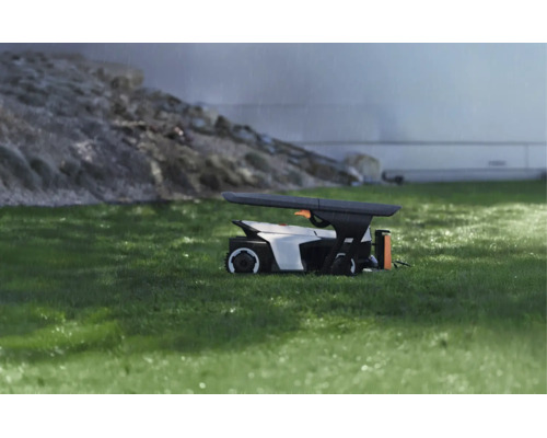Moderná ochranná garáž pre robotickú kosačku na trávniku počas dažďa, funkčný dizajn na ochranu pred poveternostnými vplyvmi.