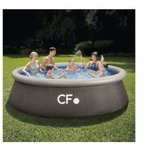 Okrúhly nadzemný bazén v ratanovom vzhľade s nafukovacím prstencom a CF Group Logo, v ktorom sa päťčlenná rodina hrá vo vode v záhrade.