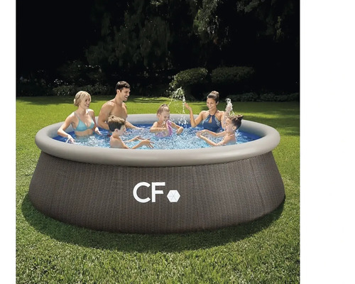Okrúhly nadzemný bazén v ratanovom vzhľade s nafukovacím prstencom a CF Group Logo, v ktorom sa päťčlenná rodina hrá vo vode v záhrade.