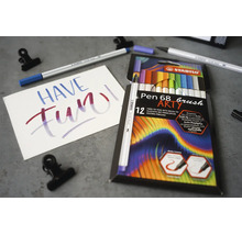 Stabilo Pen 68 brush ARTY súprava 12 prémiových fixiek s flexibilným štetcovým hrotom na sivom podklade s letteringovou kartou.