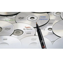 Čierny permanentný popisovač s jemným hrotom na výbere popísaných DVD a CD.