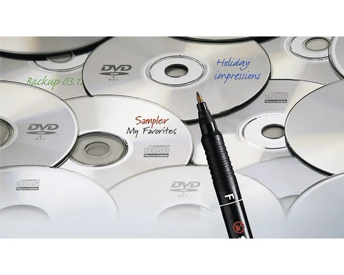Čierny permanentný popisovač s jemným hrotom na výbere popísaných DVD a CD.