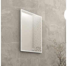 Moderné, obdĺžnikové LED kúpeľňové zrkadlo s dotykovým ovládaním, namontované na stene s veľkoformátovými, sivými obkladmi.