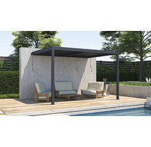 Moderná antracitová pergola na drevenej terase pri bazéne so záhradným nábytkom a betónovou stenou.