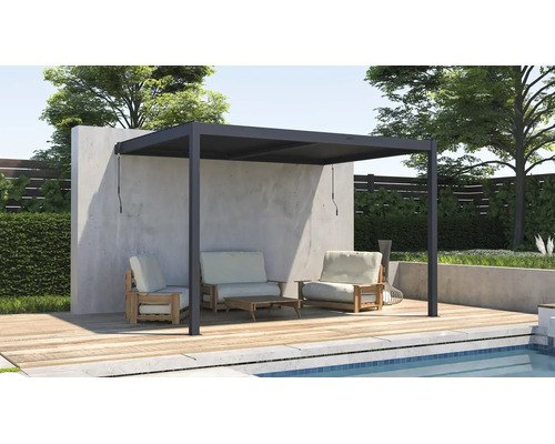Moderná antracitová pergola na drevenej terase pri bazéne so záhradným nábytkom a betónovou stenou.