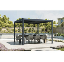 Moderná kovová pergola s lamelami na terase s jedálenským stolom a stoličkami v záhrade pri bazéne.