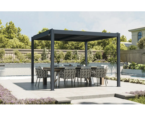 Moderná kovová pergola s lamelami na terase s jedálenským stolom a stoličkami v záhrade pri bazéne.