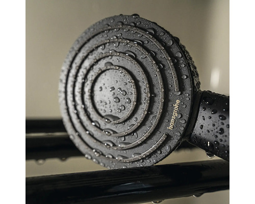 Matná čierna ručná sprcha Hansgrohe s kruhovým sprchovým diskom a kvapkami vody, Hansgrohe Logo.
