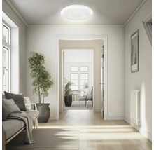 Okrúhle stropné LED svietidlo s hviezdnym efektom vo svetlom, moderne zariadenom obývacom priestore s výhľadom na chodbu.