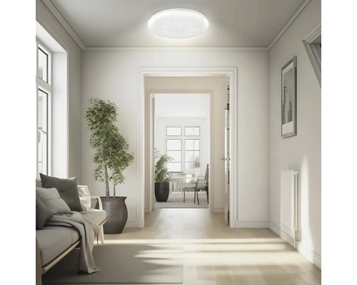 Okrúhle stropné LED svietidlo s hviezdnym efektom vo svetlom, moderne zariadenom obývacom priestore s výhľadom na chodbu.