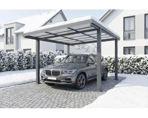 Moderný hliníkový prístrešok pre auto s SUV pod ním v zasneženej zimnej krajine.