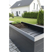 Kovový vyvýšený záhon v antracitovej farbe s medzipodlahou a bylinkami v modernej záhrade.