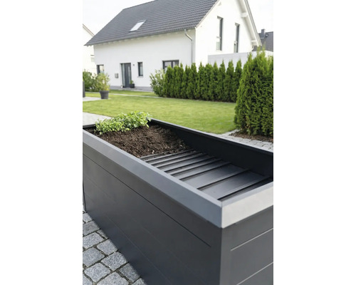 Kovový vyvýšený záhon v antracitovej farbe s medzipodlahou a bylinkami v modernej záhrade.