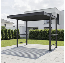 Moderná tmavá kovová pergola s lamelovou strechou na dláždenej terase v záhrade pred živým plotom a rodinným domom.