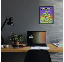 Plagát Minecraft v čiernom ráme na tmavej stene nad písacím stolom s notebookom a rastlinou.