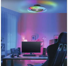 Stropný ventilátor s farebným LED osvetlením v modernej hernej izbe s atmosférickým svetlom.
