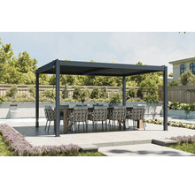 Moderná sivá pergola s lamelovou strechou nad jedálenským stolom a pletenými stoličkami na svetlej terase pri bazéne.