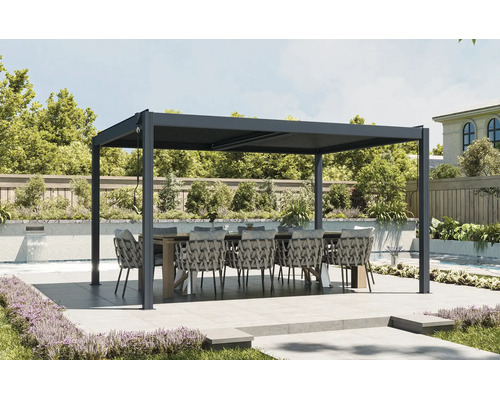 Moderná sivá pergola s lamelovou strechou nad jedálenským stolom a pletenými stoličkami na svetlej terase pri bazéne.