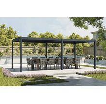 Antracitová hliníková pergola na terase s moderným jedálenským setom, bazénom a záhradou v pozadí.
