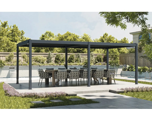 Antracitová hliníková pergola na terase s moderným jedálenským setom, bazénom a záhradou v pozadí.