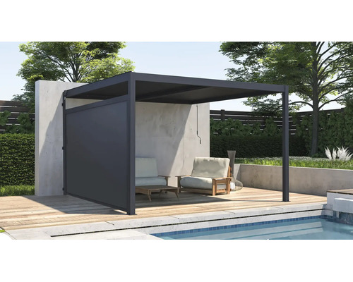 Moderná pergola s bočnou stenou na drevenej terase pri bazéne, vybavená záhradným nábytkom.
