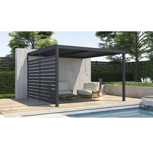 Moderná pergola v antracitovej farbe s lamelovou stenou na drevenej terase pri bazéne so záhradným nábytkom.