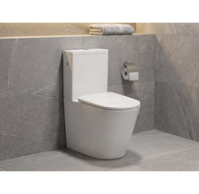 Moderné stojace keramické WC s nádržkou v kúpeľni so sivými obkladmi v dekore prírodného kameňa.
