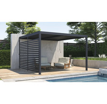Moderná hliníková pergola s lamelovou bočnou stenou na drevenej terase pri bazéne so záhradným nábytkom.