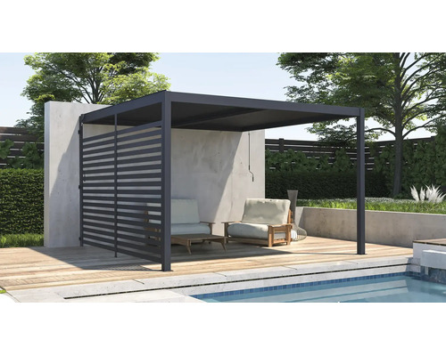 Moderná hliníková pergola s lamelovou bočnou stenou na drevenej terase pri bazéne so záhradným nábytkom.