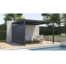 Moderná pergola s bočnou stenou na drevenej terase pri bazéne, vybavená záhradným nábytkom.