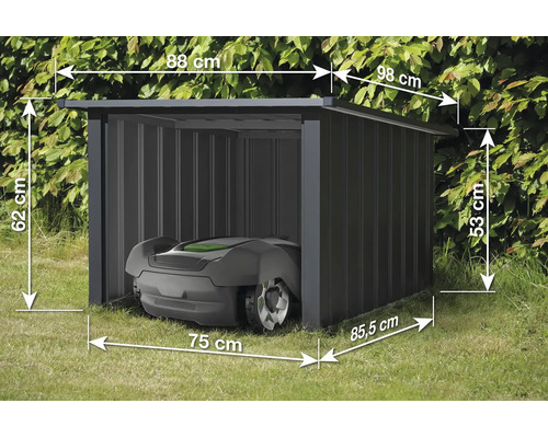 Robotická kosačka v kovovej garáži s rozmermi: šírka 88 centimetrov, hĺbka 98 centimetrov a výška 62 centimetrov.