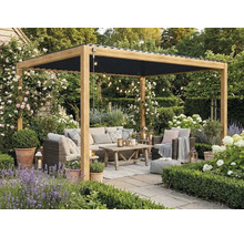 Drevená pergola s čiernou lamelovou strechou na terase. S ratanovým nábytkom, dreveným stolom a záhradnými rastlinami ako levanduľa a ruže.