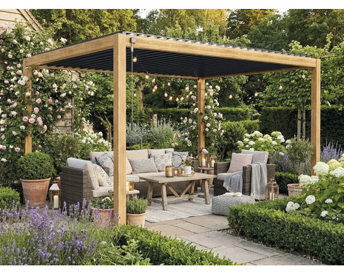 Drevená pergola s čiernou lamelovou strechou na terase. S ratanovým nábytkom, dreveným stolom a záhradnými rastlinami ako levanduľa a ruže.