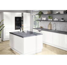 Moderná kuchyňa s bielymi lesklými čelami, kuchynským ostrovčekom s tmavou pracovnou doskou a vstavanými spotrebičmi.