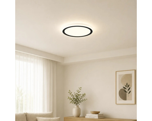 Moderné okrúhle stropné LED svietidlo s čiernym okrajom v svetlej, minimalistickej obývacej izbe s bielymi stenami a svetlým nábytkom.