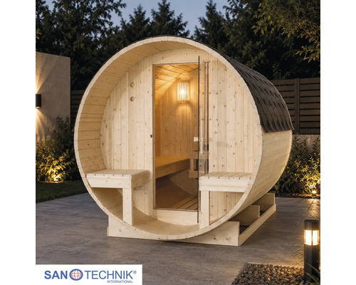Sudová sauna Sanotechnik z dreva so sklenenými dverami a vonkajšími lavičkami v modernej osvetlenej záhrade. Sanotechnik International Logo.