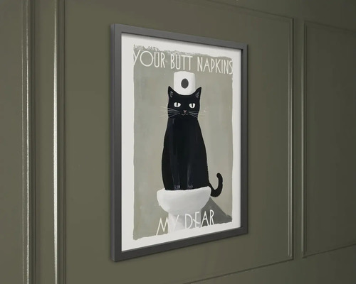 Zarámovaný nástenný obraz s čiernou mačkou na toalete a nápisom Your Butt Napkins My Dear na tmavozelenej stene.